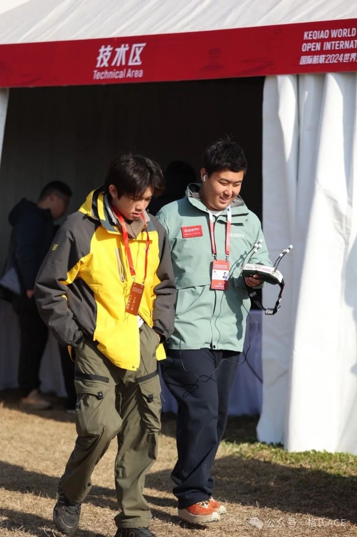 左云飛屹、右李冠辰